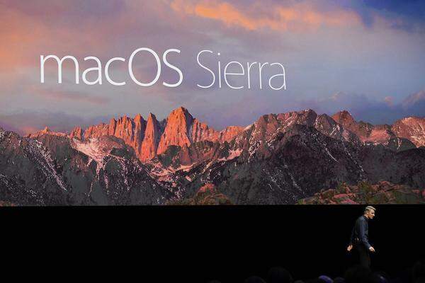 Das Betriebssystem der Apple-Computer wird mit der neuen Version "Sierra" im Herbst von OS X in macOS umbenannt - so hieß es bereits früher einmal in den Anfangszeiten. Die wichtigsten Neuerungen, die Apple bereit war bereits jetzt bekannt zu geben: Mac-Geräte können mit der Apple-Watch entsperrt werden - keine Eingabe eines Passworts mehr nötig. "Copy und Paste": Eine geteilte Zwischenablage macht möglich, dass Daten zwischen iPhone und Mac nahezu nahtlos hin und her kopiert werden können. Eine Picture-in-Picture-Funktion erlaubt, Fenster im Vordergrund anzuzeigen. Und Siri hält Einzug im Mac.