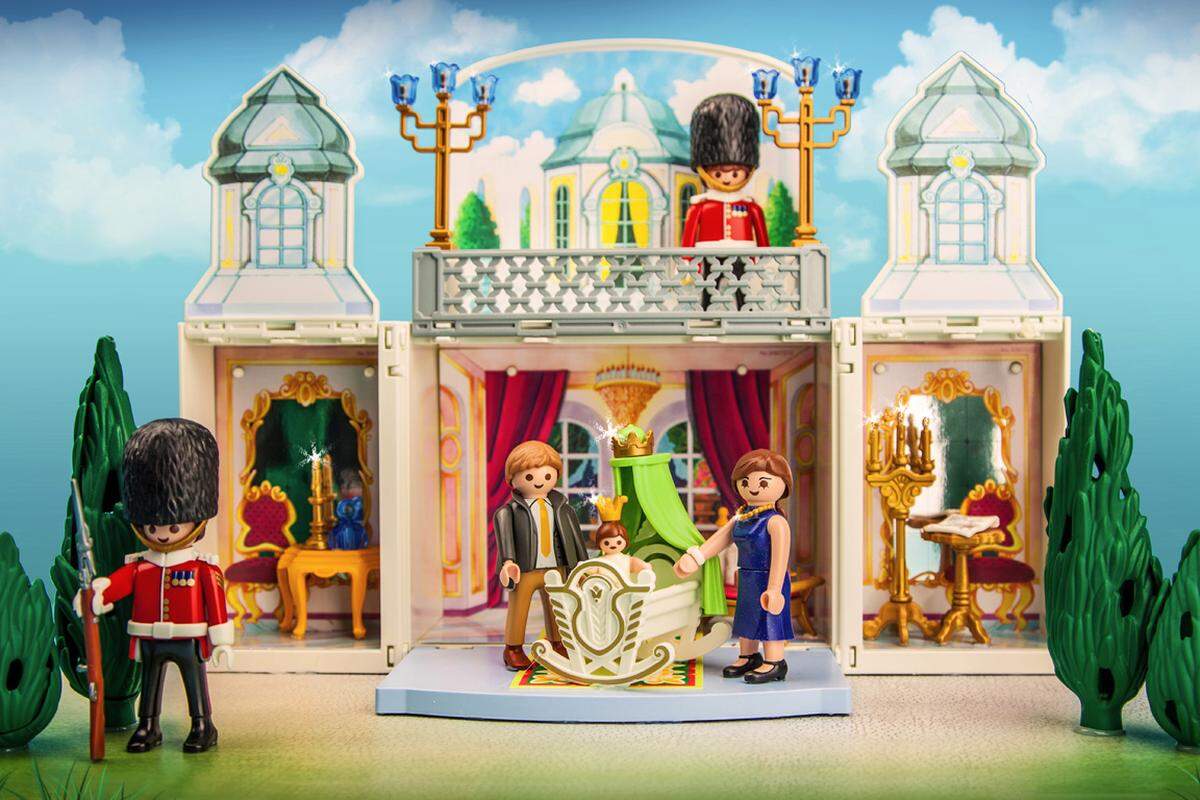Pünktlich zum nächsten Großevent im Hause Windsor, der Geburt des ersten Kindes von Prinz William und Herzogin Kate am 22. Juli, wurde der Markt wieder mit royalen Souvenirs geflutet. Auch Playmobil gratuliert dem englischen Königshaus mit zwei neuen 7,5 cm großen Spielzeugfiguren zum Nachwuchs.