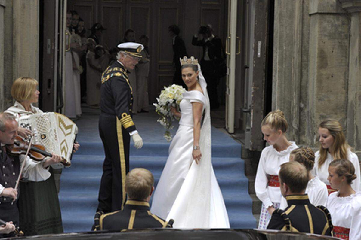 ... es ist so weit, hier ist die Braut. Kronprinzessin Victoria gehüllt in ein Kleid des schwedischen Designer Pär Engheden. Begleitet wird sie von ihrem Vater, König Carl Gustaf VVI.