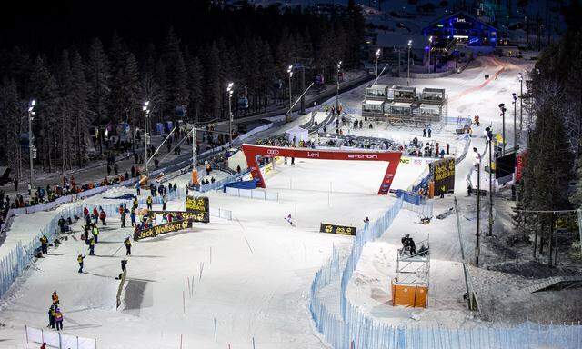 Der Ausschluss der gesamten schwedischen Damenmannschaft von den beiden Slaloms in Levi stieß auf heftige Kritik. 