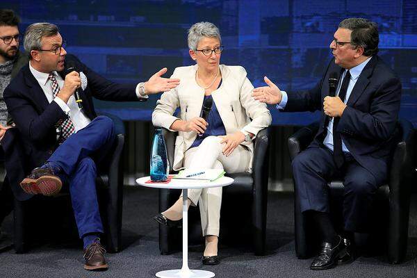 Bei einer Podiumsdiskussion an der Genfer Universität für Internationale Studien (IHEID) haben sich der frühere EU-Kommissionspräsident Jose Manuel Barroso und Hofer eine hitzige Debatte geliefert. Barroso sagte dabei, dass ihn der Vorschlag des Dritten Nationalratspräsidenten für Flüchtlingslager in Afrika an die Konzentrationslager im Zweiten Weltkrieg erinnere. Hofer ließ den Vorwurf nicht gelten: „Es ist immer das Gleiche“, sagte er und fragte: „Was ist mit Ihnen, haben Sie Flüchtlinge zu Hause? Sie sind ein reicher Mann. Haben Sie Flüchtlinge zu Hause?“