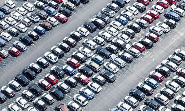 Luftaufnahme Fahrzeuglager Stellflaeche fuer Fahrzeuge Kfz Logistik der BLG Logistics Group am Don