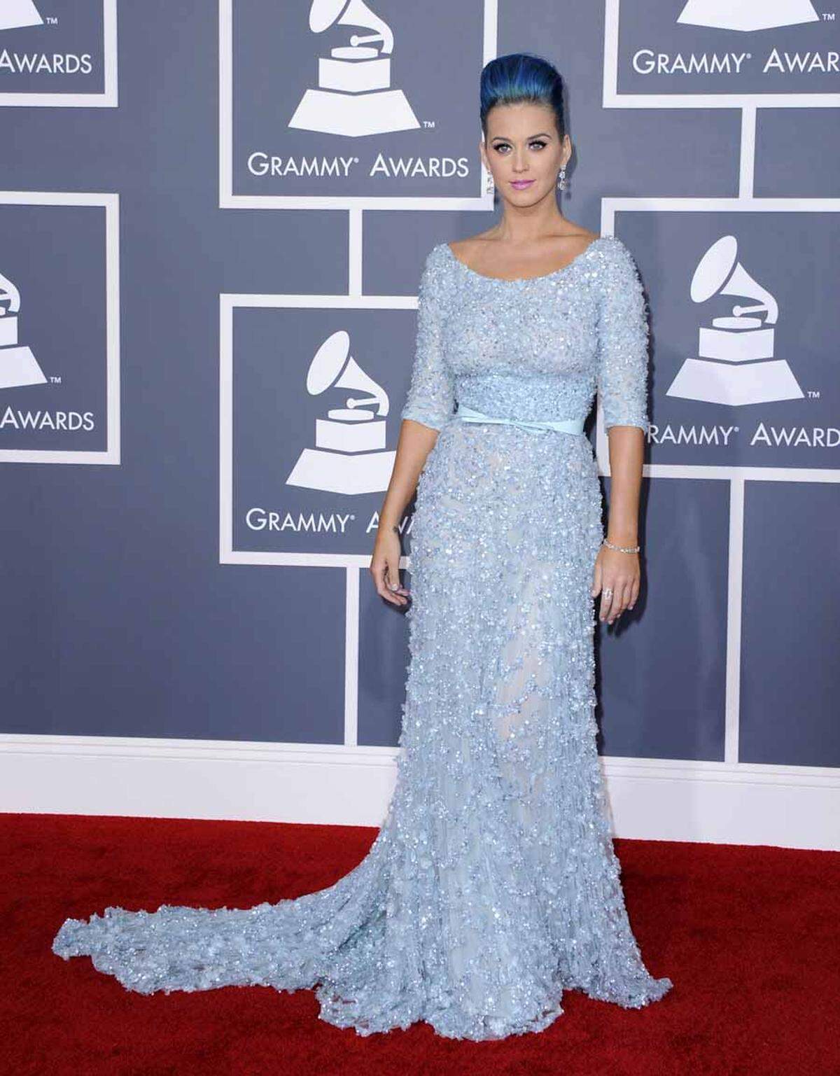 Ganz schön schlumpfig: Katy Perry stimmte ihr Kleid von Elie Saab auf ihre Haarfarbe ab.