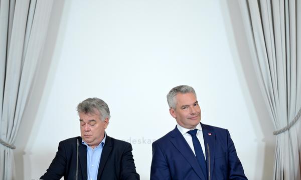 Vizekanzler Werner Kogler (Grüne) und Bundeskanzler Karl Nehammer (ÖVP).