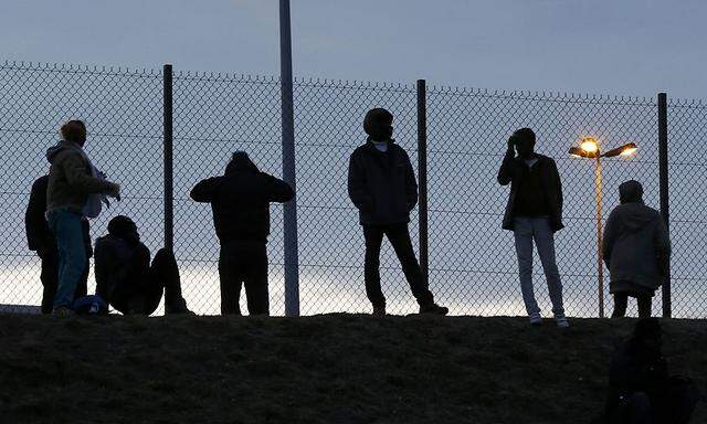 Hunderte Flüchtlinge versuchten am Freitag zum Eurotunnel vorzudringen.