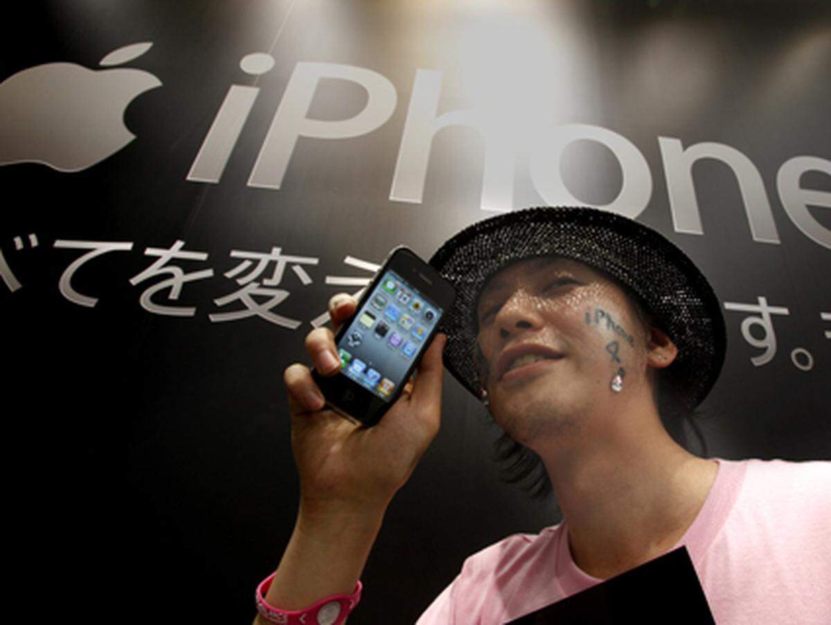 Der weltweit erste Käufer, der einen Apple-Laden mit dem neuen iPhone in der Hand verließ, war Ryochi Hoshino. "Ich liebe das Design, es wird meine Erwartungen zu 110 Prozent erfüllen!", sagte der Japaner begeistert." Nutzen will er das Smartphone zum Betrachten von Videos und für den Kurzbotschaftendienst Twitter.