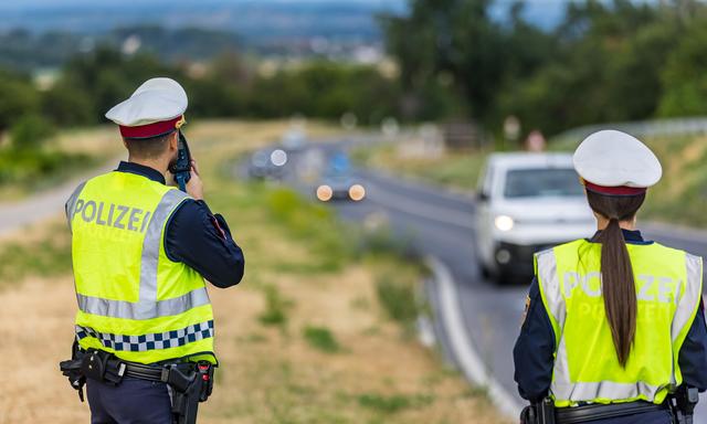 Polizisten bei der Radarkontrolle: Ein zentraler Hebel für weniger Verkehrsunfälle sei die Geschwindigkeit, sagt der VCÖ. 