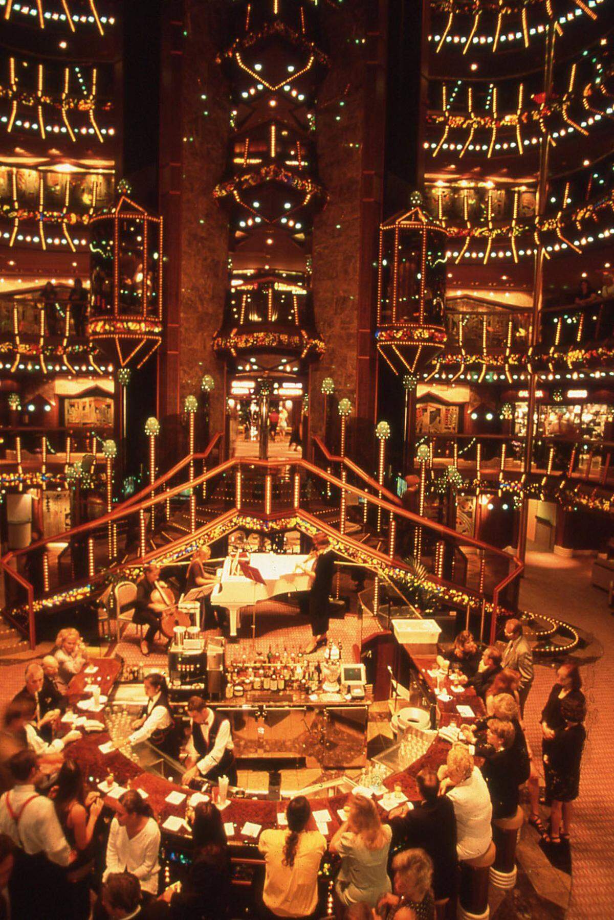 Die Lobby dieses Carnival-Kreuzfahrtschiffes ist acht bis zehn Decks hoch.