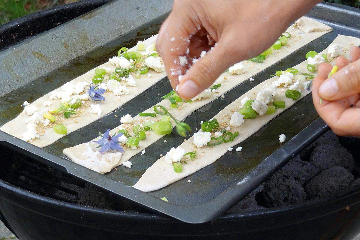 Ein bisschen mehr Fingerspitzengefühl braucht man für dieses Rezept. Die Ränder der bestreuten Teigstreifen müssen zuerst vorsichtig eingeschlagen werden, bevor man sie zu einem Zopf verflechten kann. Die Zutaten sind:  Formteig (siehe nächste Folie) 300 Gramm Feta  5-6 geschnittene Frühlingszwiebel 1 Handvoll Borretsch- oder Rucolablüten