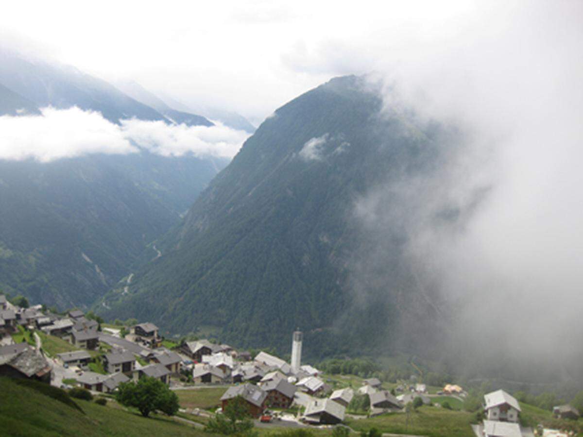 Törbel, größtenteils in der klassischen Bauweise eines Walliser Bergdorfs gehalten, liegt auf einem sonnigen Südhang auf über 1500 Meter.