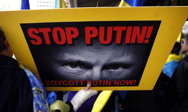 Members of Australian Ukrainian community hold placards as they hold a rally in Sydney