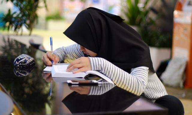 „Wenn man es als Mädchen bereits trägt, wird man es nicht mehr abnehmen“, so Aktivistin Zana Ramadani zum Kopftuch.  