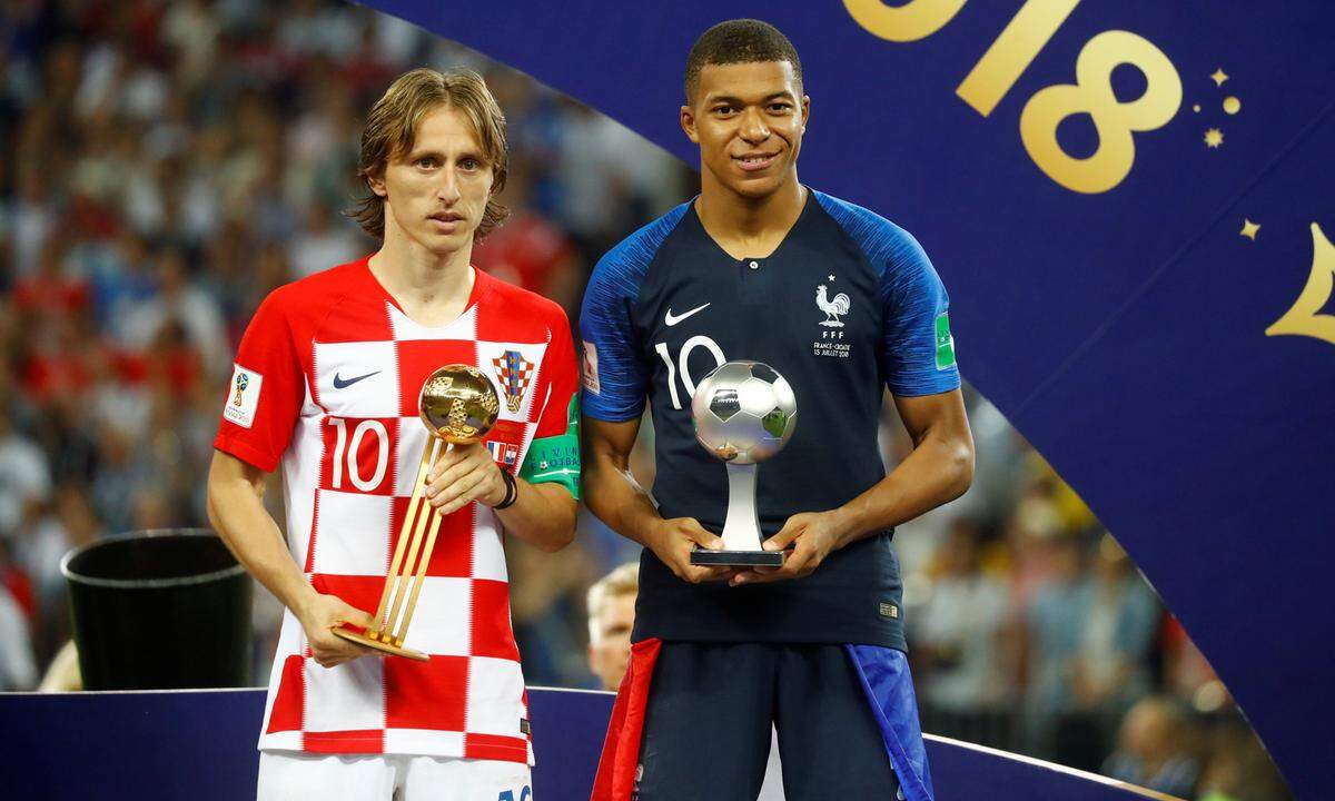 Zuerst gab es Auszeichnungen: Kylian Mbappé als bester junger Spieler, Luka Modric als bester Spieler des Turniers. Torschützenkönig wurde der Brite Harry Kane, der mit England im kleinen Finale am Samstag Belgien unterlegen war.