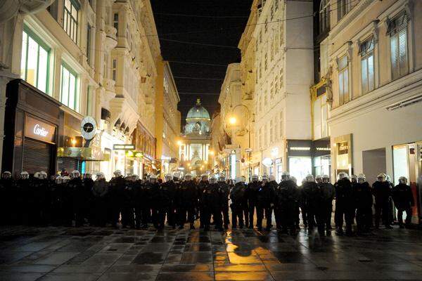 Polizei-Abriegelung am Graben.