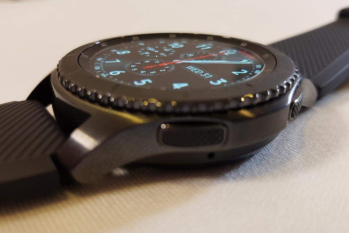 Das Ziel sei laut Samsung gewesen, die Vorzüge analoger Uhren mit denen von Sportuhren in einer Smartwatch zu vereinen. Hier sehe man auch die Zukunft, denn einer aktuellen Studie der Gfk zufolge wurden im ersten Halbjahr 2016 mehrheitlich (55 Prozent) Fitnessarmbänder verkauft. Auf den zweiten Platz kamen mit 31 Prozent Smartwatches.