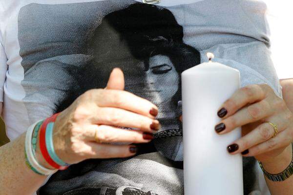 Amy Jade Winehouse verstarb vor einem Jahr an einer Alkoholvergiftung. Die Leiche der 27-jährigen Künstlerin wurde am 23. Juli 2011 in ihrer Wohnung im Norden Londons gefunden.