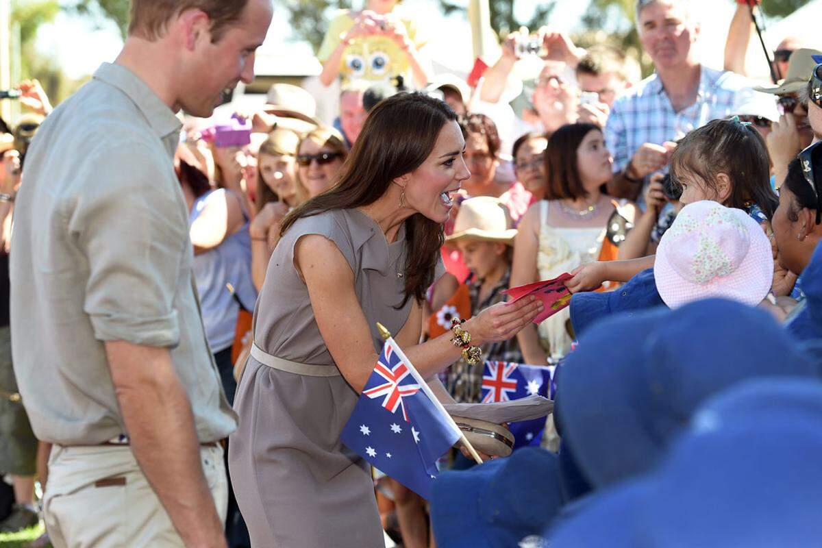 Kate erschien in der australischen Hitze bei 33 Grad in einem eleganten fliederfarbenen Kleid, William in Freizeithemd und -hose.