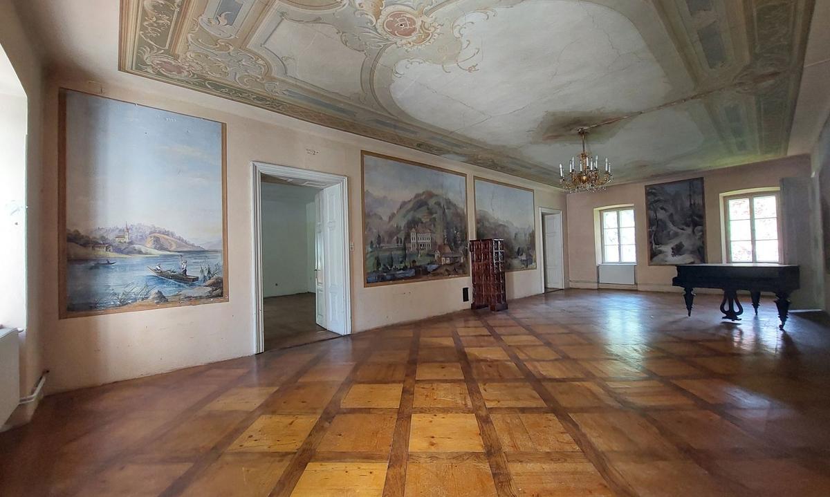 Zum Verkauf stehendes Schloss am Ossiachersee, das noch „wachgeküsst“ werden will.