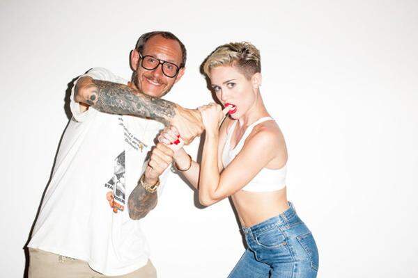 Nachdem diesen und ähnlichen Veröffentlichungen, hatte auch Jenna Sauers damit begonnen über "The World's Most F—ked Up Fashion Photographer" auf jezebel.com zu schreiben. Im Bild: Terry Richardson und Miley Cyrus.