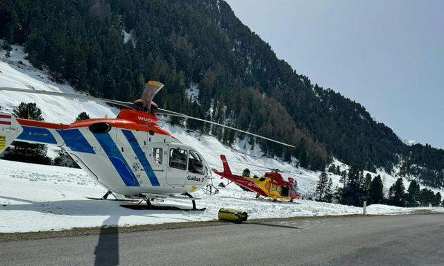 Bei einem Lawinenabgang in den Ötztaler Alpen sind insgesamt vier Personen verschüttet worden.