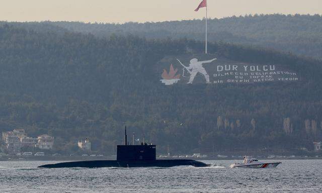 Russisches U-Boot, begleitet von der türkischen Küstenwache.