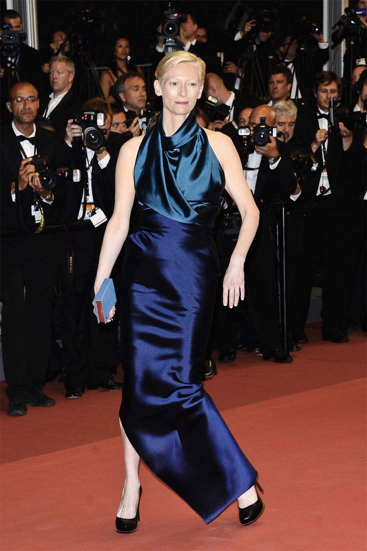 Apropos "We Need to Talk About Kevin". Der Star des Abends, Tilda Swinton hüllte sich bei der Premiere in eine schimmernde, dafür aber wenig elastische Robe von Haider Ackermann.