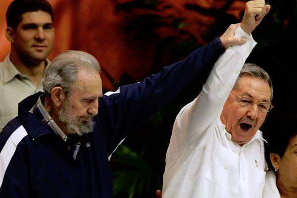 Der Alt-Politiker Castro bestätigt sein Ausscheiden aus der Führung der Kommunistischen Partei. Beim Parteikongress übernimmt Raul Castro (rechts im Bild)nun auch formell den Posten als Erster Sekretär des Zentralkomitees der KP.
