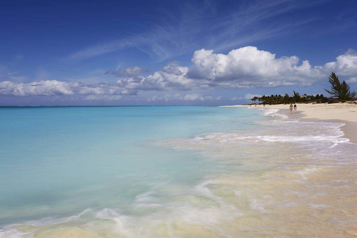 Weißer Sand so fein wie Puder, warmes Meer in allen Blaunuancen und Palmen. Bei den Traveller's Choice Awards des Reiseportals Tripadvisor wurden die schönsten Strände der Welt gekürt.  Providenciales ist eine luxuriöse Touristendestination. Das liegt nicht zuletzt an den langen Sandstränden und den Korallenriffen. Die 350 Sonnentage pro Jahr können auch nicht schaden.