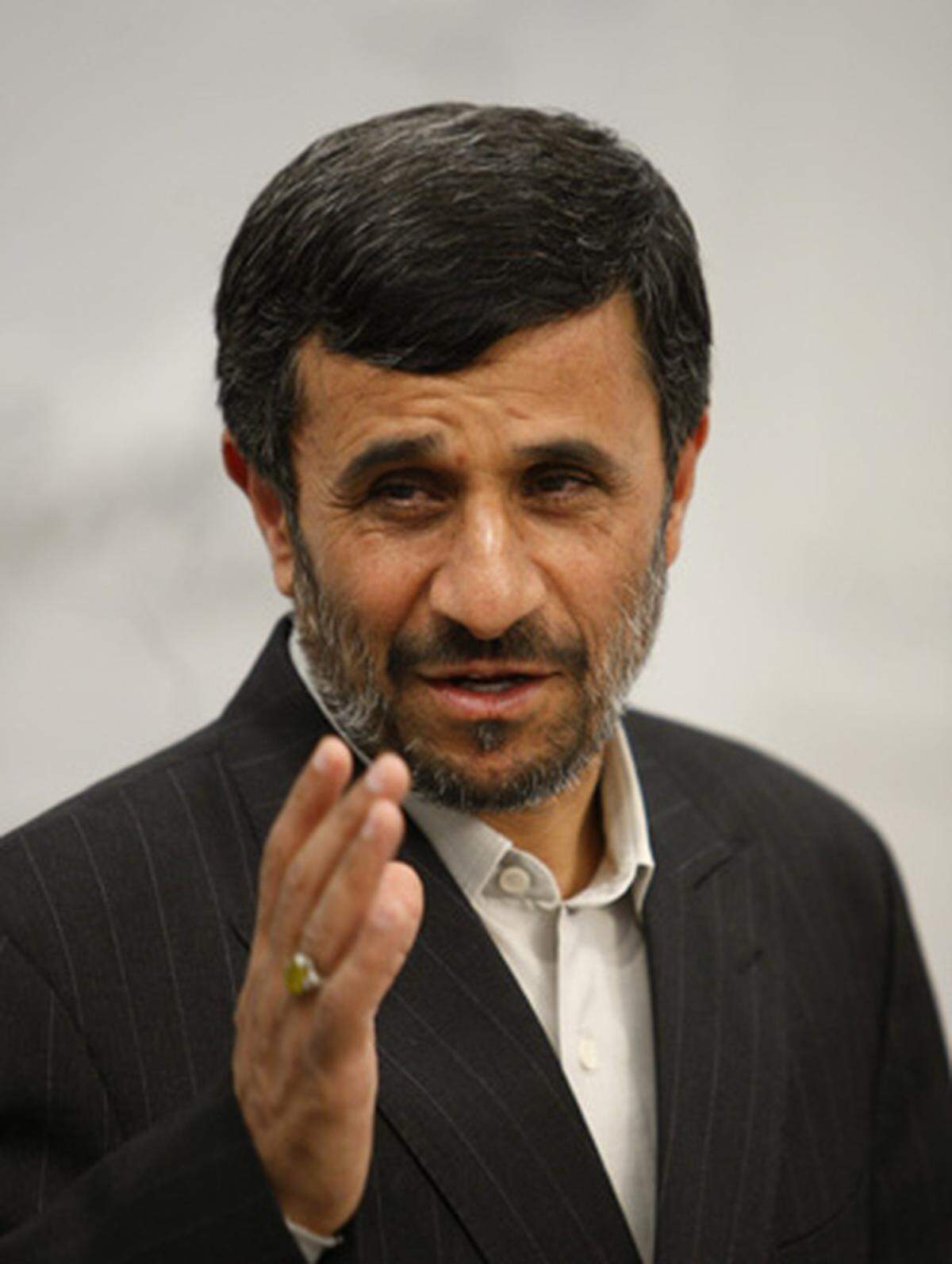 Israel habe mit diesem Angriff "auch die letzte Spur von Vernunft verloren", sagte der iranische Präsident Mahmoud Ahmadinejad. Der Angriff sei "wahnsinnig" gewesen. Er rechne mit einem baldigen Zusammenbruch Israels. Das Land habe in den vergangenen 60 Jahren "unmenschliche Verbrechen" begangen und werde daher nach seinem Zusammenbruch von seinen Nachbarn "ausradiert".