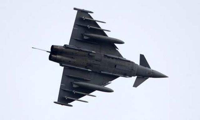 Merkel wirbt in Indien für Eurofighter
