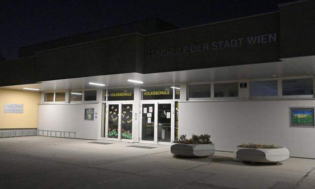 An einer Volksschule in Wien Simmering wurde ein Schulwart mit tötlichen Verletzungen aufgefunden.