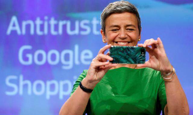EU-Kommissarin Margrethe Vestager bestraft Google – mit einem iPhone von Apple in der Hand.