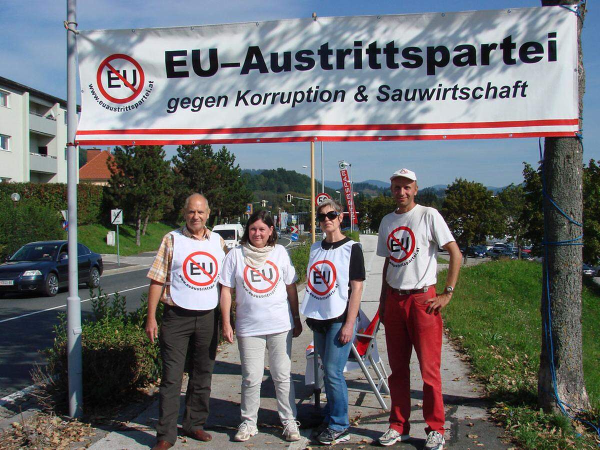 Der Name ist Programm: Die EU-Austrittspartei will den Schilling zurück und die Europäische Union verlassen. Grenzkontrollen sollen wieder hochgefahren werden und österreichische Soldaten das Ausland verlassen. Die Neutralität ist der Truppe um Obmann Robert Marschall heilig. Das Bundesheer soll zum Berufsheer werden. Für die Wahl erhofft man sich 33,4 Prozent. Ein Antreten ist freilich alles andere als fix: 2600 Unterstützungserklärungen braucht die EU-Austrittspartei vor der Wahl.