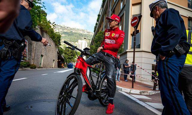 Charles Leclerc ist mit dem Radl da, dem besten Fortbewegungsmittel in Monaco. 