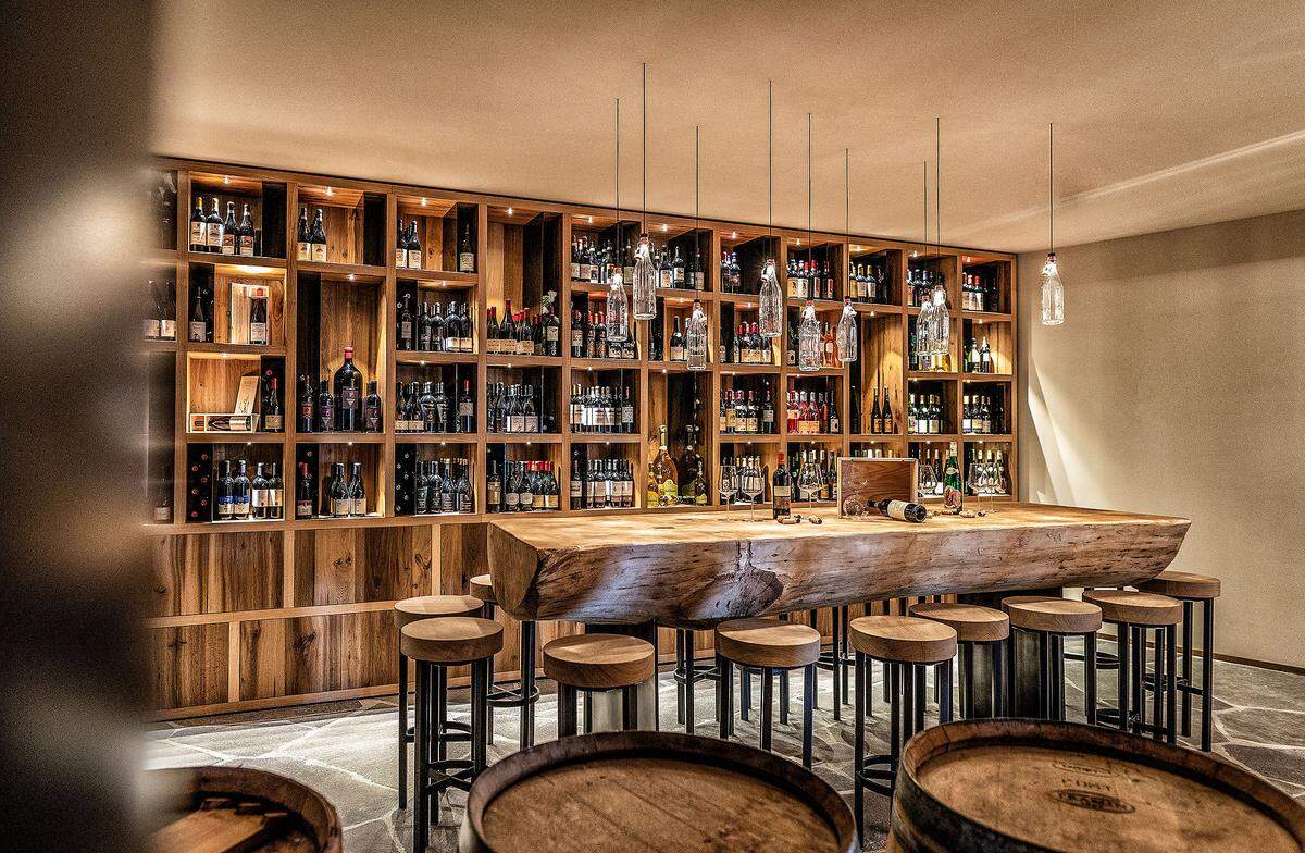 Holz beherrscht das von Gerhard Tauber geplante Gebäude auch von innen: im Bild die Bar.