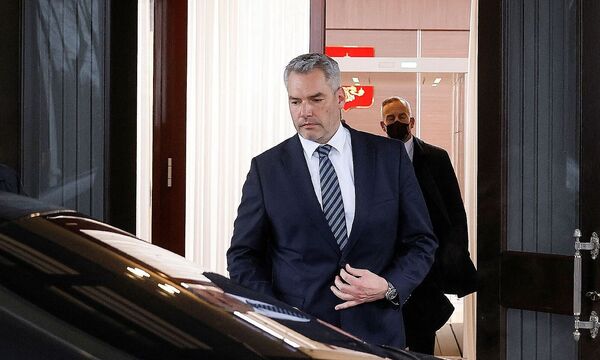 Karl Nehammer nach dem Treffen mit Putin, auf einem von seinem Presseteam veröffentlichten Bild. Er habe Putin "in aller Deutlichkeit gesagt, dass die Sanktionen gegen Russland aufrecht bleiben und weiter verschärft werden, solange Menschen in der Ukraine sterben", so Nehammer. 