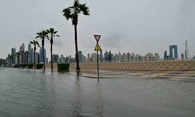 Zwei Wochen nach dem Rekordhochwasser haben die Vereinigten Arabischen Emirate erneut mit heftigen Regenfällen zu kämpfen. 