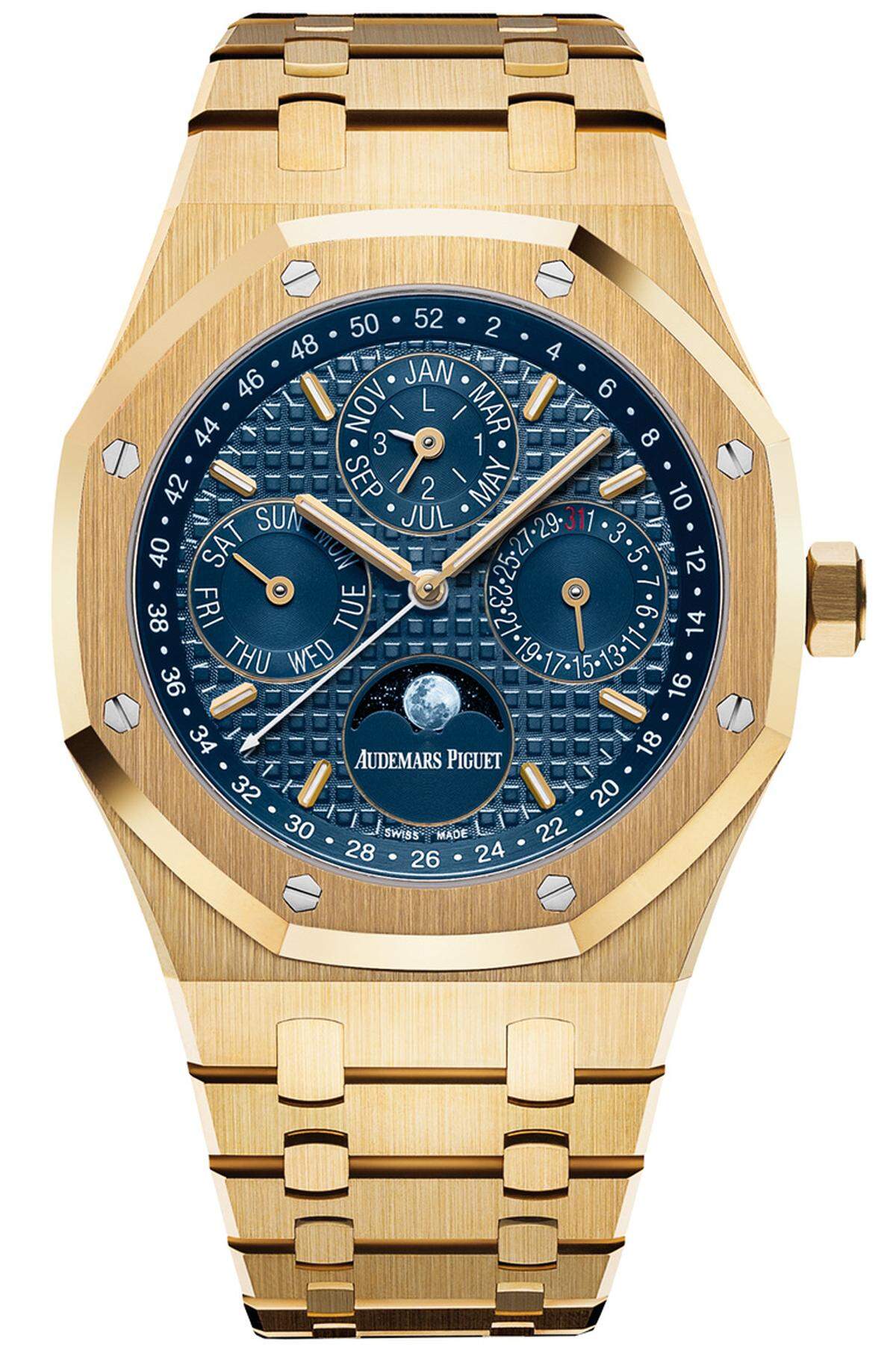 Audemars Piguet, „Royal Oak Ewiger Kalender“. Die Kombination des 41 mm großen und ultraflachen Gelbgoldgehäuses mit dem blauen Grande-Tapisserie-Zifferblatt sieht umwerfend gut aus. Die gesamte Mechanik darunter stammt von der Manufaktur.