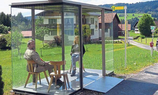 Warten auf den „Landbus“ im „Bus Stops“ Zwing in Krumbach, entworfen von Smiljan Radic/Chile.