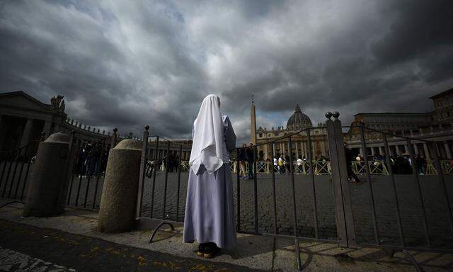 Eine Nonne am Petersplatz, einen Tag nachdem Papst Franziskus wegen Atemwegsproblemen in das Gemelli-Krankenhaus in Rom eingeliefert wurde.