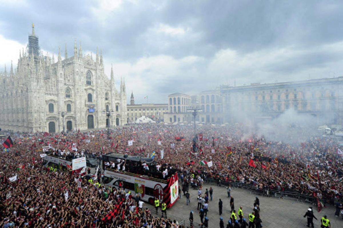 Die Fans des AC-Milan feieren den 18. Meistertitel vor dem Mailänder Dom.