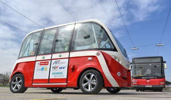 Die Teststrecke für den Elektrobus in Aspern wird 2 Kilometer lang sein. Die erlaubte Höchstgeschwindigkeit des Busses liegt bei 20 km/h, derzeit ist er mit 10 bis 12 km/h aber noch deutlich langsamer unterwegs.