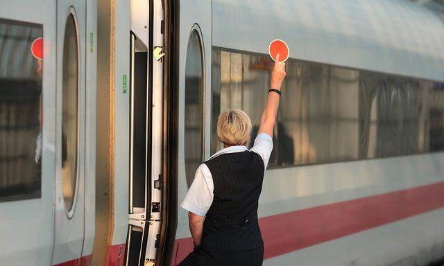 Zugbegleiterin der DB Deutsche n Bahn fertigt einen ICE ab im Bahnhof Berlin Spandau Deutschland