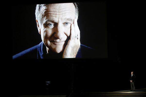 Eine besondere Ehrung gab es für Robin Williams. Billy Crystal würdigte ihn als den Mann, "der uns alle zum Lachen brachte". Der begnadete Komödiant Williams, der auch in ernsten Rollen überzeugte, hatte sich genau zwei Wochen zuvor das Leben genommen.