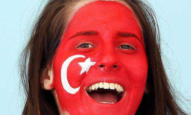 Symbolbild: Mädchen trägt türkische Flagge im Gesicht