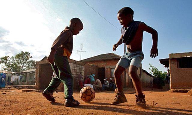 Afrika Fussballschulen statt KickerPlantagen