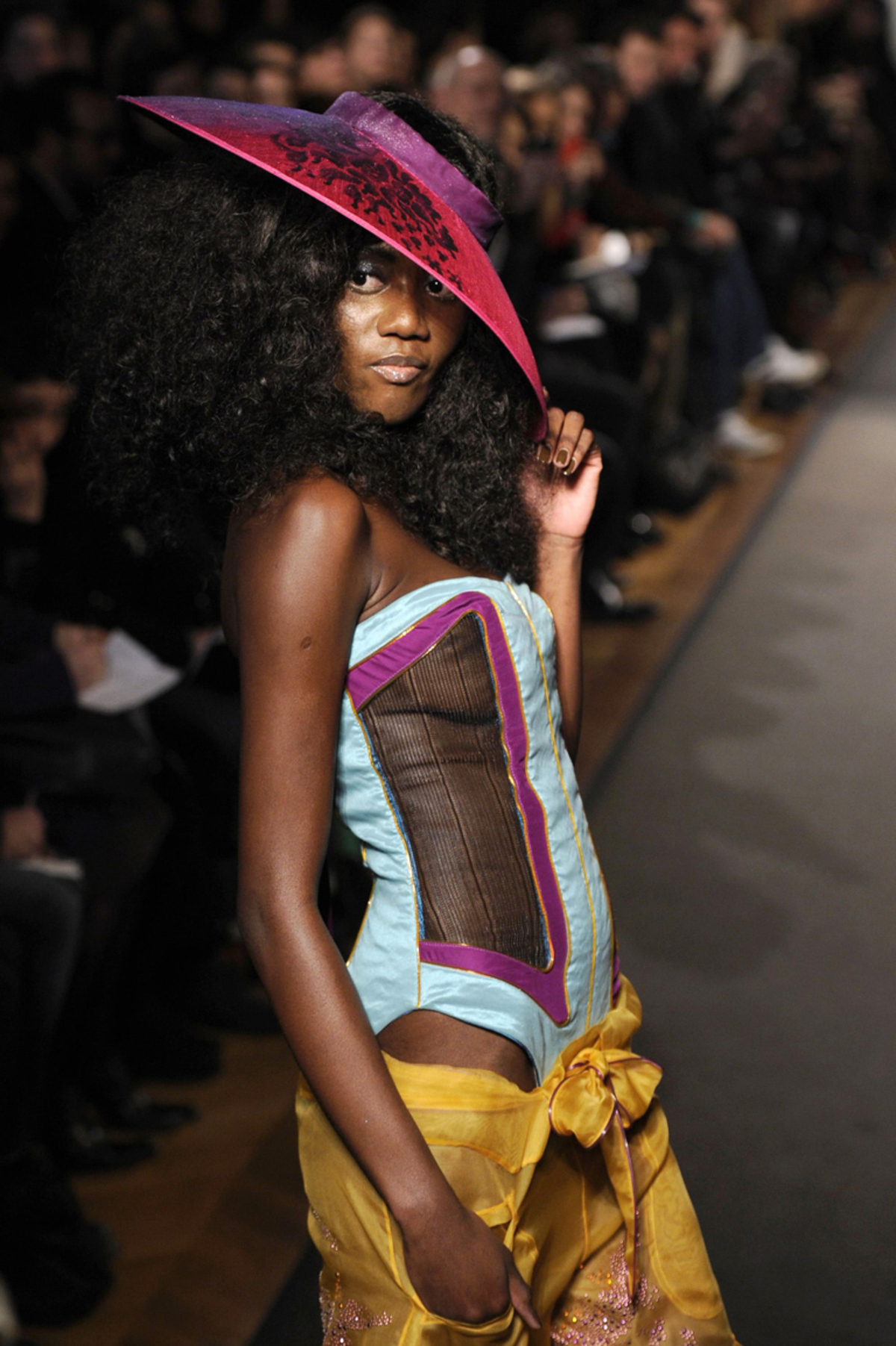 Sieht zwar nicht aus wie Haute Couture, ist aber trotzdem welche. Julien Fournie kombiniert Farbe und legere Schnittführung mit Disco Attitüde und handgenähtem Saum.