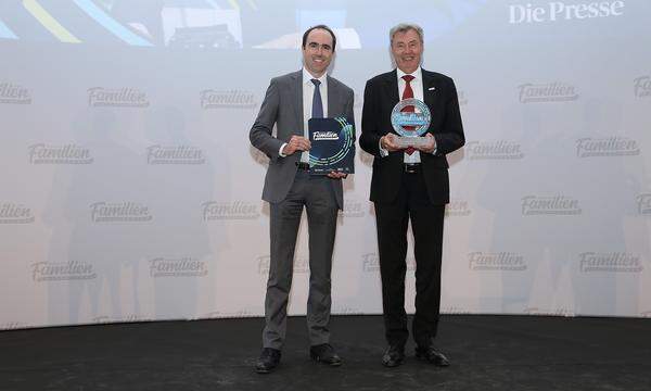 Das beste Familienunternehmen von Wien: REIWAG Facility Services GmbH aus Wien-Neubau:BDO-Partner Berndt Zinnöcker (l.) übergibt den Award an REIWAG-Eigentümer Viktor Wagner.