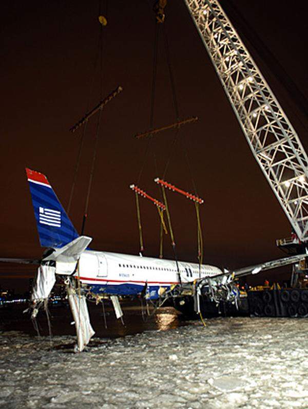 Der an der Unterseite erheblich beschädigte Airbus wurde auf einen Lastkahn gelegt.