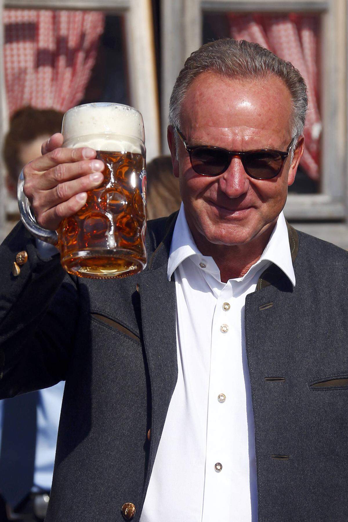 Auch Vorstadsvorsitzender Karl-Heinz Rummenigge zeigte sich bei einem Maß bester Laune.